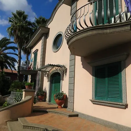 Laura Hotel